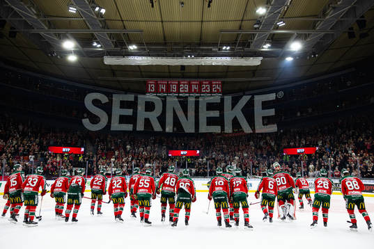 Frölundas spelare jublar framför klacken