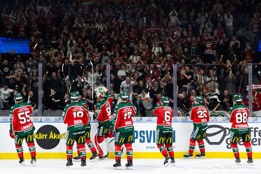 Frölundas spelare jublar framför klacken