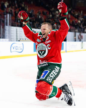 Frölundas Max Friberg jublar framför klacken