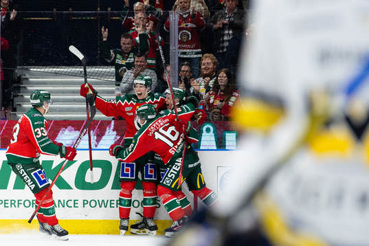 Frölundas Max Friberg jublar med lagkamrater