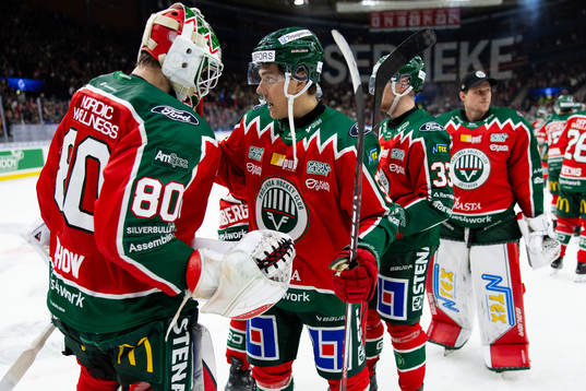 Frölundas målvakt Frederik Dichow och Max Lindroth  jublar