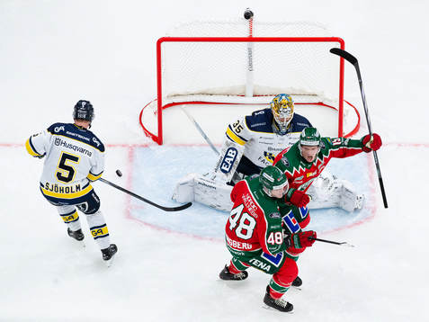 Frölundas Carl Klingberg och Gustav Rydahl jublar framför