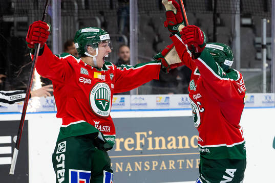 Frölundas David Edstrom jublar ihop med 2-4 målskytten