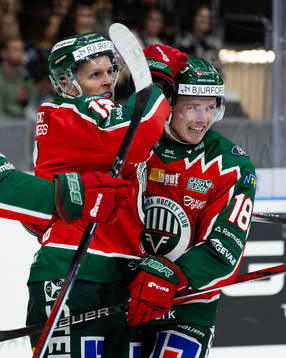 Frölundas Max Friberg jublar ihop med Linus Öberg