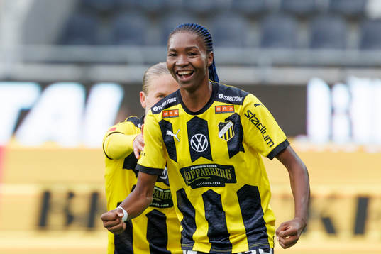 Häckens Aisha Masaka jublar efter 3-0