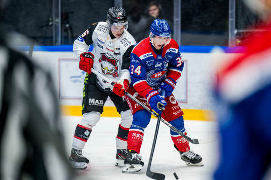 Malmö Redhawks Lukas Wernblom och Oskarshamns Olli Palola