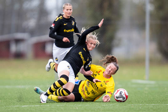 AIKs Matilda Nildén och Gamla Upsalas Wilma Stenman