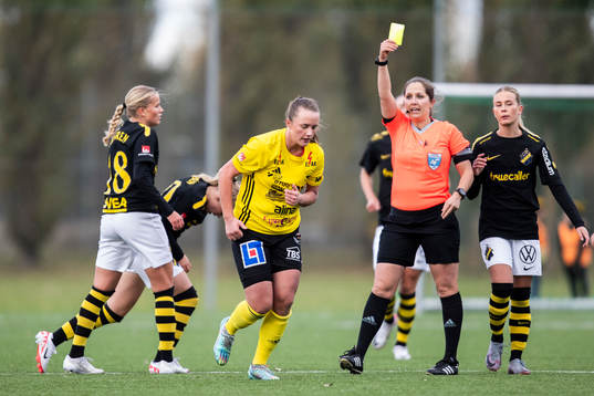 Domare Ulrica Löv delar ut ett gult kort till Gamla