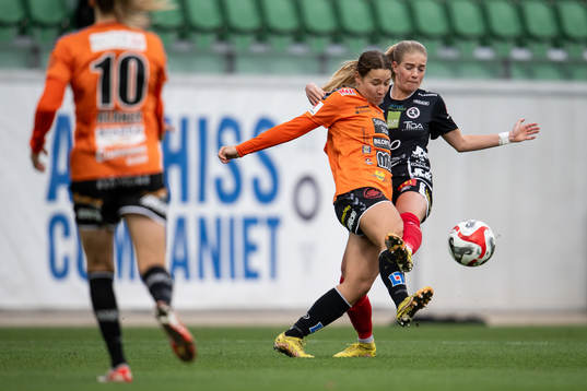 Kristianstads Emmi Alanen och Örebros Regan Steigleder