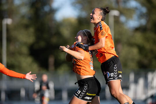 Kristianstads Hlin Eiriksdottir och Amy Sayer jublar efter 1-0