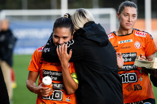 Kristianstads Carly Wickenheiser och tränare Elisabet Gunnarsdottir jublar efter slutsignalen