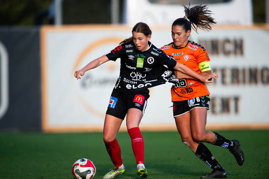 Kristianstads Carly Wickenheiser och Örebros Elsa Pelgander