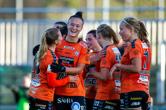 Kristianstads Emmi Alanen och Amy Sayer jublar