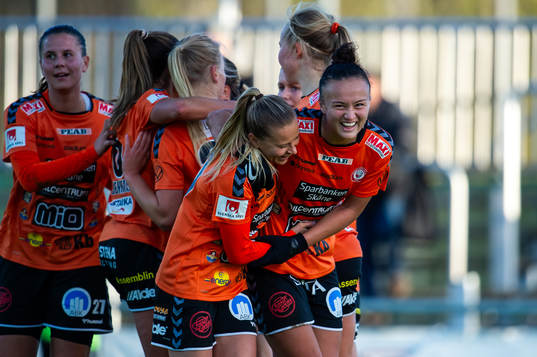 Kristianstads Emmi Alanen och Amy Sayer jublar