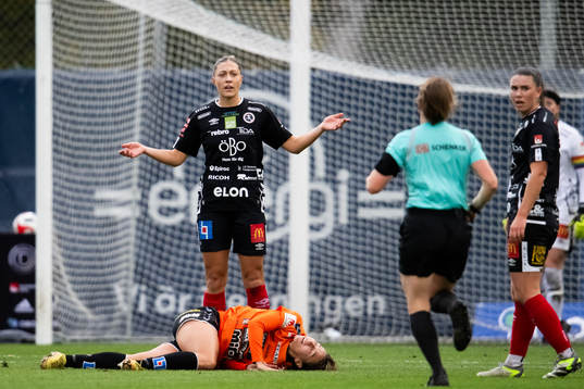 Kristianstads Tabitha Michelle Tindell ligger på marken