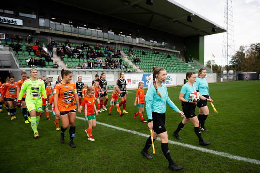 Spelare gör entré med domare Sara Wiinikka, assisterande