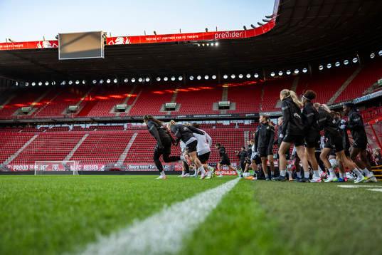 Players enter the pitch ahead of a training session with Häcken on October 17, 2023 in Enschede. 