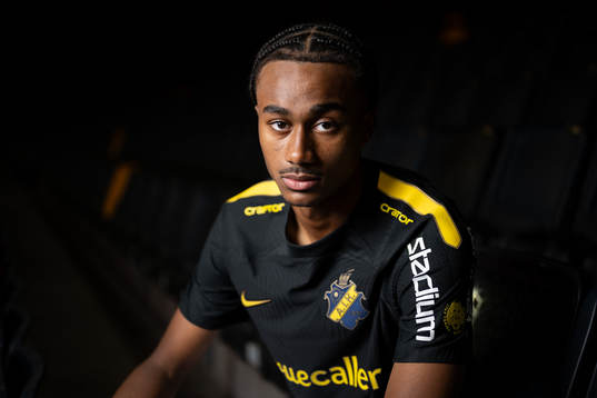 AIKs Jonah Kusi-Asare poserar för ett porträtt i samband med att han presenterats som ett nyförvärv