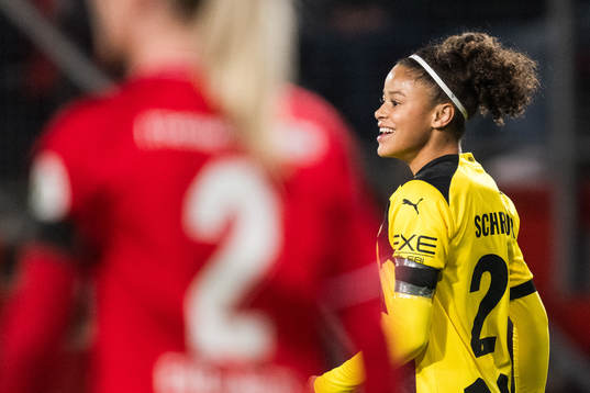 Felicia Schröder of Häcken celebrates after scoring 1-2