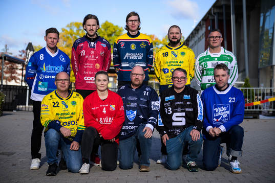 Mölndals tränare Niklas Björkman, Sunväras tränare Emil Ericson, KS Bandys tränare Anton Carlström, Skirös tränare Niclas Bernström, Västerås SKs tränare Stefan Jansson, Skirös tränare Robert Ek, Uppsala BoIS Ida Sundell, Rättviks tränare Thomas Angantyr, Sandvikens tränare Thomas Linder och Villa Lidköpings tränare Johan Lindblom poserar för en gruppbild