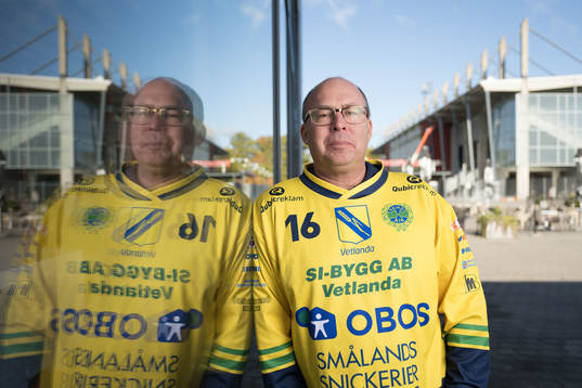 Skirös tränare Robert Ek poserar för ett porträtt