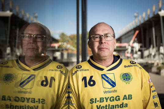 Skirös tränare Robert Ek poserar för ett porträtt