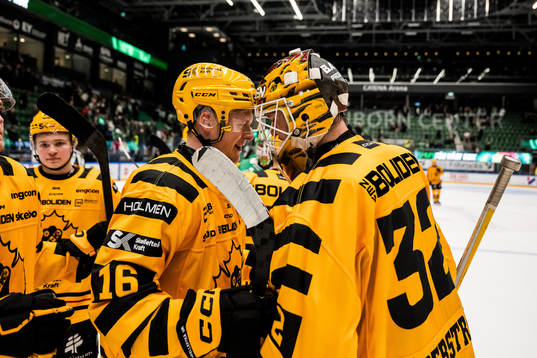 Skellefteås Linus Lindström och målvakt Linus