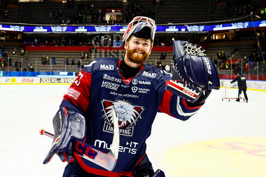 Linköpings målvakt Marcus Högberg jublar