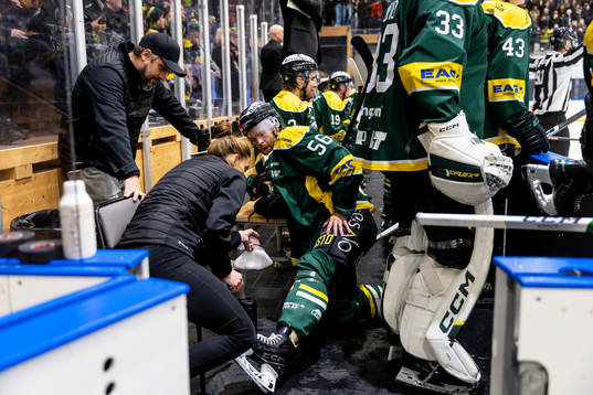 Östersunds Anton Öhman har ont