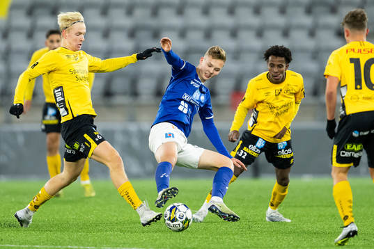 Norrbys Melvin Korpås i kamp med Elfsborgs Felix Älverdal och Andrés Lindberg