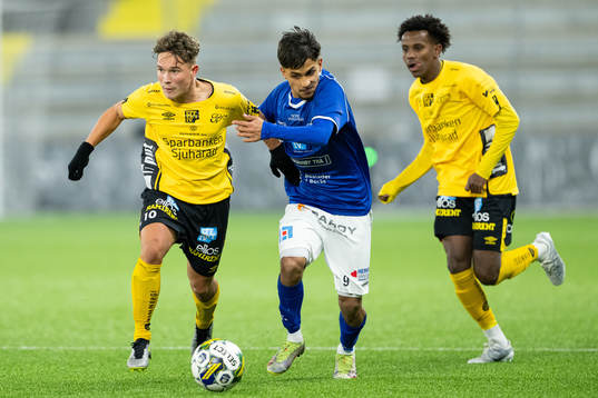 Elfsborgs Enzo Andren och Norrbys Mohammad Rasul Khairuddin