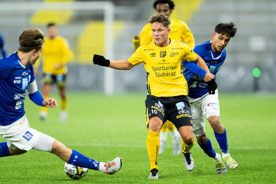 Elfsborgs Enzo Andren och Norrbys Mohammad Rasul Khairuddin