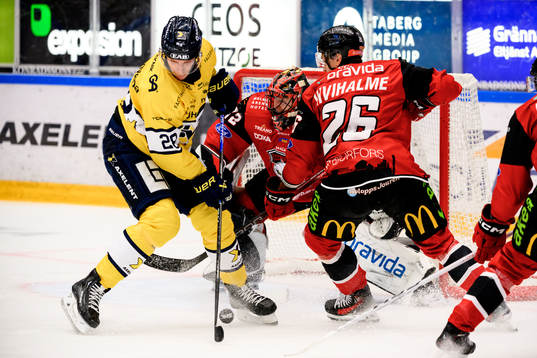HV71s Joonas Nättinen och Malmö Redhawks målvakt Daniel