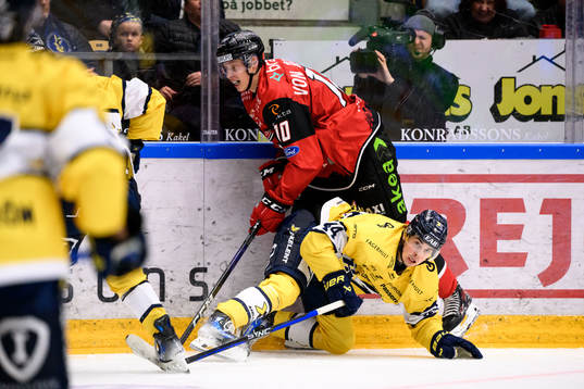Malmö Redhawks William Von Barnekow och HV71s Hugo Fransson