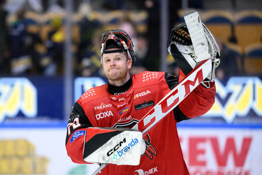 Malmö Redhawks målvakt Daniel Marmenlind jublar