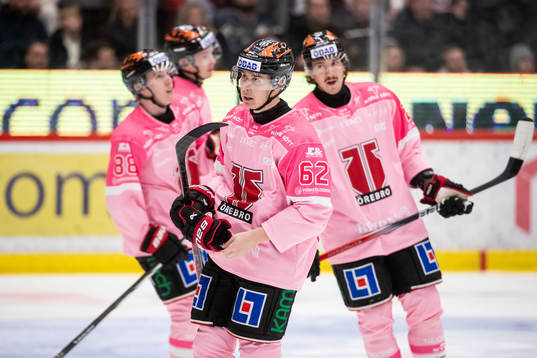 Örebros Robert Leino jublar