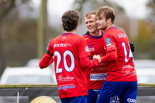 Tvååkers Isak Petersson och Johan Gudmundsson jublar efter 2-1