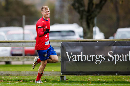 Tvååkers Isak Petersson jublar efter 2-1