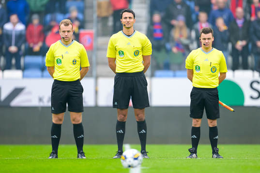 Assisterande domare Ajdin Mlivic, domare Adi Aganovic och