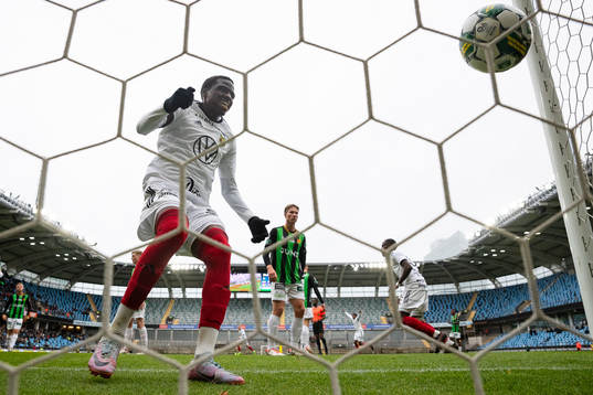 Östersunds Calvin Kabuye jublar