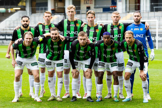 GAIS  startelva uppe fr.v. Mervan Celik, Julius Lindberg, Filip Beckman, Robin Frej, Joackim Åberg och målvakt Mergim Krasniqi. Nedre raden fr.v. August Wängberg, Axel Norén, Dino Salihovic, Chovanie Shakur Amatkarijo och Gustav Lundgren innan  fotbollsmatchen i Superettan mellan GAIS och Östersund den 21 oktober 2023 i Göteborg. 