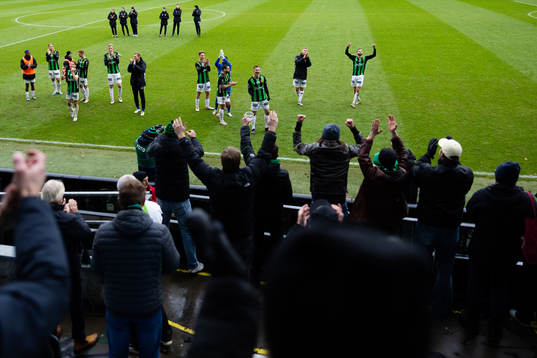 GAIS spelare jublar och tackar publiken