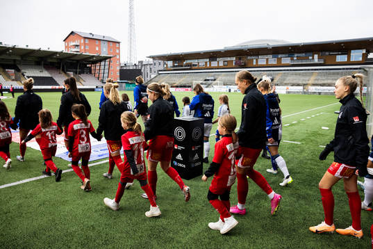 Örebros spelare och Djurgårdens spelare på väg in