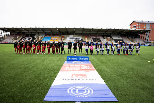 Örebros spelare och Djurgårdens spelare står uppställda