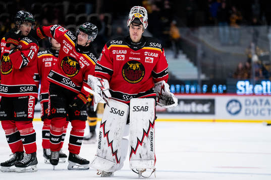 Luleås Mario Kempe och målvakt Matteus Ward jublar