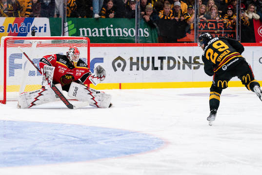 Luleås målvakt Matteus Ward och Skellefteås Dylan Sikura