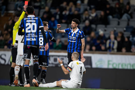 Brommapojkarnas Amadeus Sögaard får ett rött kort