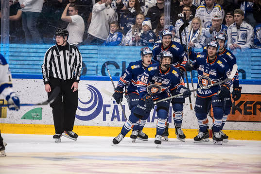 Växjö Lakers HCs Noah Östlund jublar