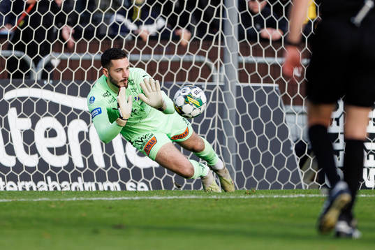 Halmstads målvakt Marko Johansson räddar en straff