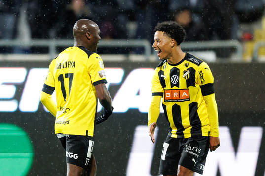 Häckens Edward Chilufya jublar efter 2-1 tillsammans med Momodou Lamin Sonko